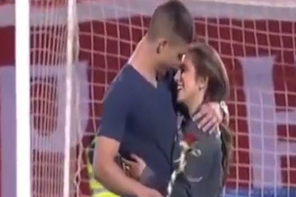 Lepa slika iz Niša: Prosidba na centru Čaira! (VIDEO)