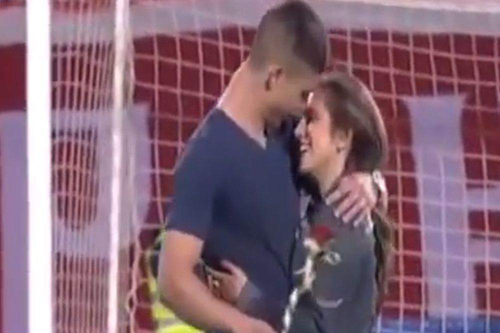 Lepa slika iz Niša: Prosidba na centru Čaira! (VIDEO)