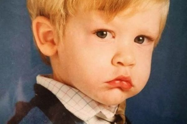 Leptir mašna, nadrndani stav, obrazi četiri broja veći... Ovaj mališan je danas naš najomiljeniji glumac! (FOTO)