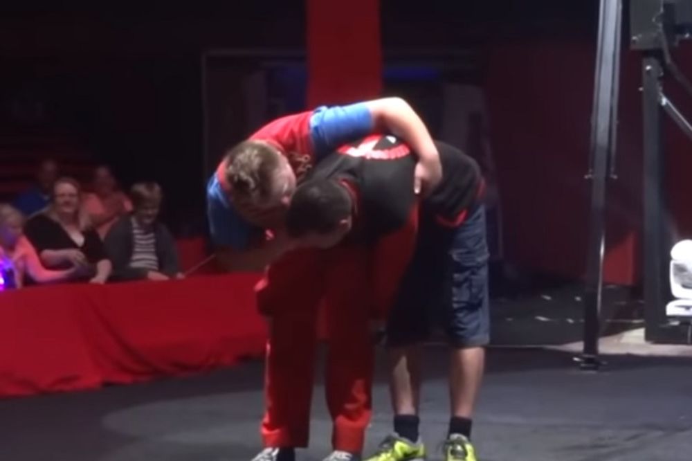 Bolje da je ostao u publici: Cirkuski trik ga umalo koštao života (VIDEO)