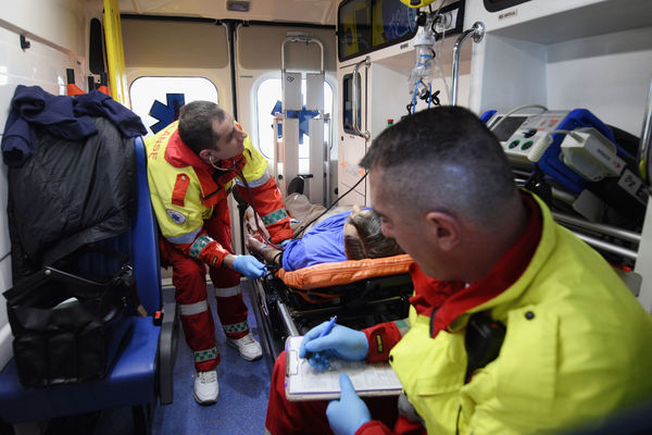 Srećna slava domaćine: Pijani pop pretukao vlasnika kafane u Požarevcu?!