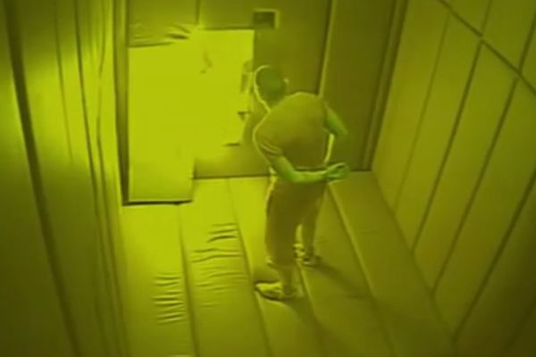 Zatvorenik živ gori, stražari ne reaguju: Isplivao horor snimak iz hrvatskog zatvora (VIDEO)