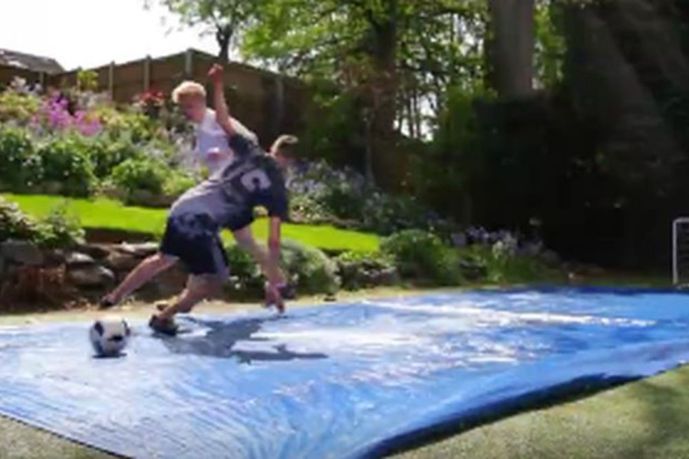 Pazi, klizavo: Da li biste se usudili na ovakav fudbalski duel? (VIDEO)