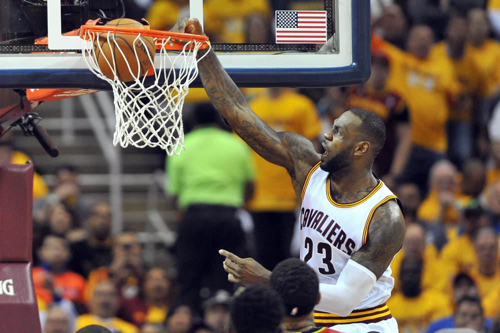 Kako je obruč ostao čitav posle ovog Lebronovog zakucavanja? (VIDEO)