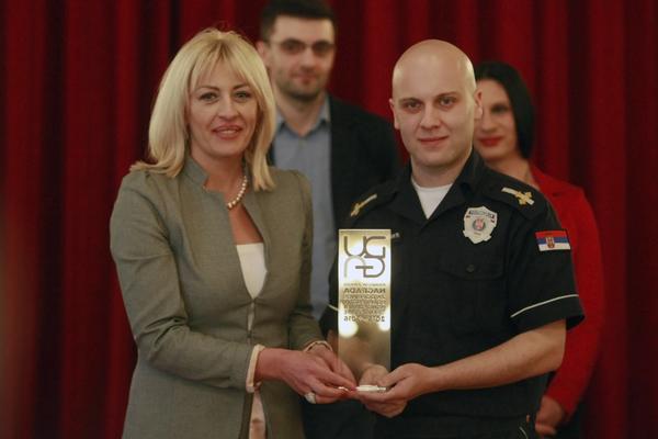 Prvi gej policajac u Srbiji danas primio nagradu! Da, dobro ste pročitali! (FOTO)