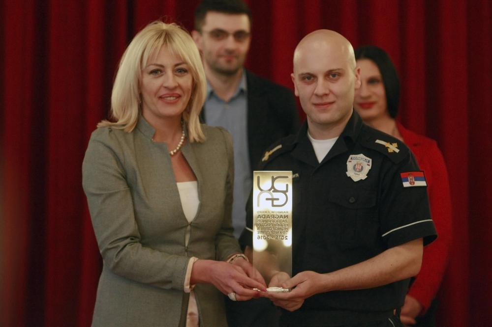 Prvi gej policajac u Srbiji danas primio nagradu! Da, dobro ste pročitali! (FOTO)