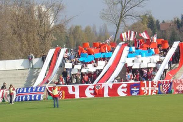 Incidenti u Čačku: Polupana i išarana upravna zgrada Borca! (VIDEO)