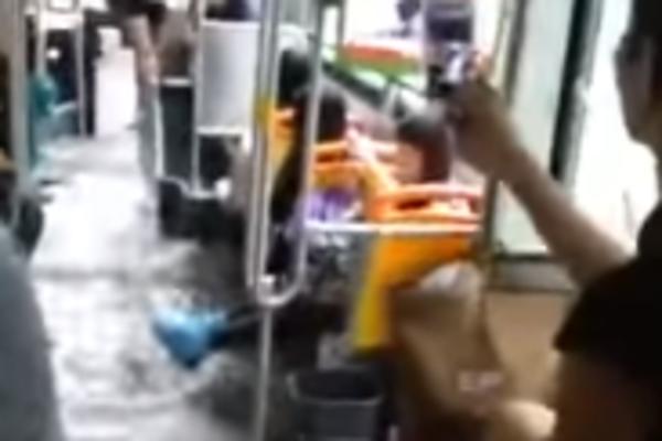 Njima bi GSP bio raj: Poplava u busu, oni kuliraju (VIDEO)