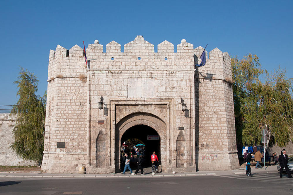 HITNA POMOĆ JE ODMAH MORALA DA REAGUJE: Nišlija (61) pokušao da skoči sa Tvrđavskog mosta