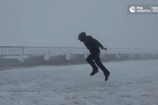 Kao list: Šta se desi čoveku kad vetar duva skoro 200 na sat? (VIDEO)