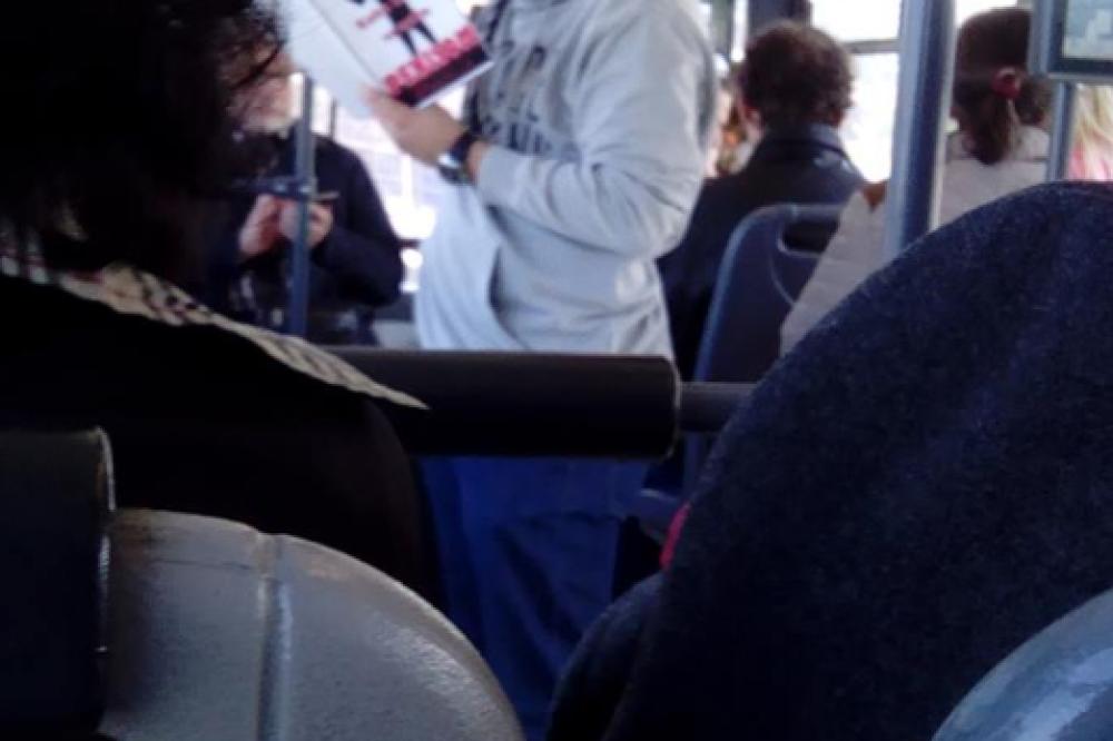 Beograđanin odabrao zanimljivo štivo za čitanje u GSP. Zbog naslova su svi zurili u njega! (FOTO)