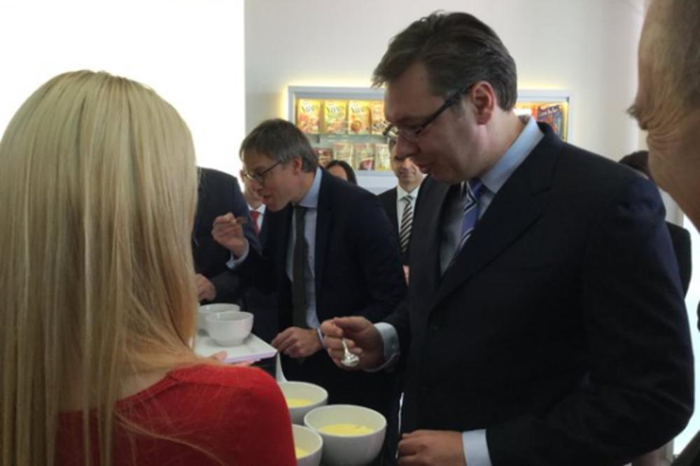 Dr Etker otvorio fabriku u Srbiji: Vučić navalio na puding od vanile (FOTO)