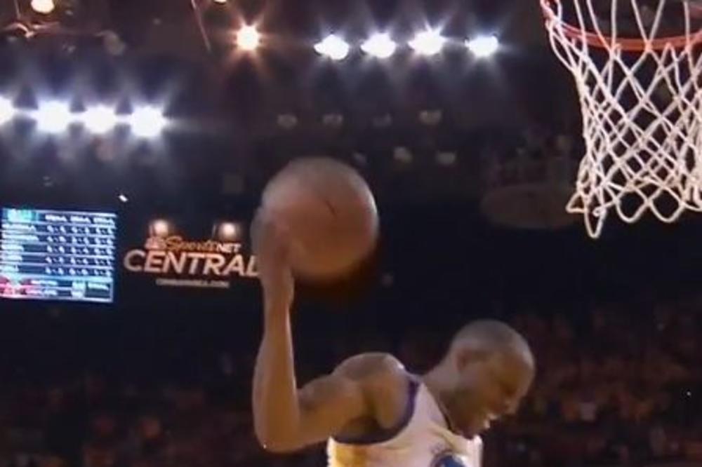 Koliko često viđate ovakav pogodak na košarkaškoj utakmici? (VIDEO)