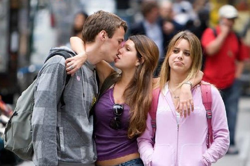 Pojeo ih blam: Ono kad držiš nekome sveću, pa te još i slikaju!  (FOTO)