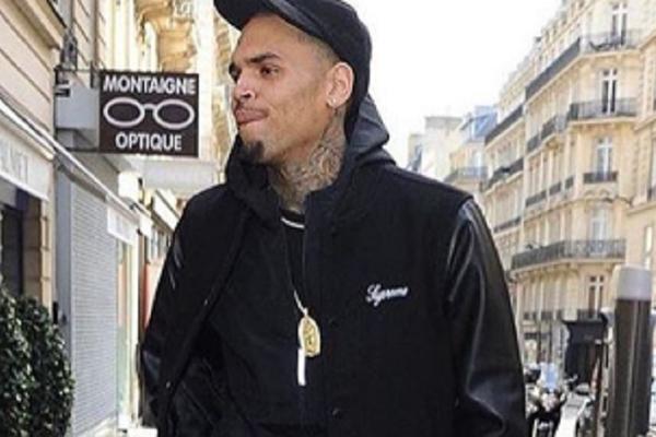 Pušio travu u avionu, pa ga izbacili napolje! Poznati pevač je sada preterao! (FOTO)