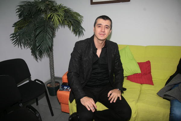 Ode Bulat u sveštenike: Pevač napušta pevanje! (FOTO)