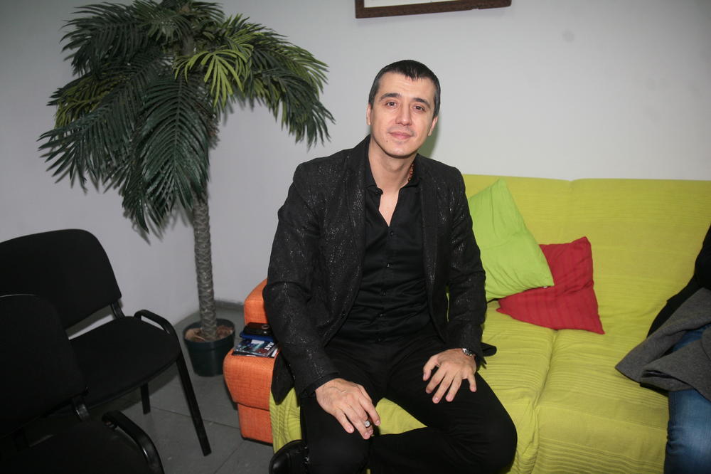 Ode Bulat u sveštenike: Pevač napušta pevanje! (FOTO)