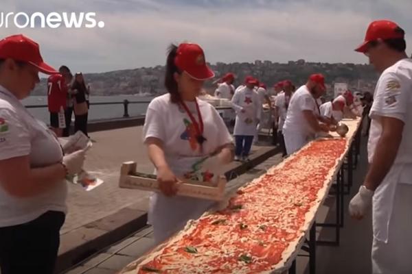 Najveća pica na svetu: Ovako izgleda obrok od 2 km sa dve tone sira (VIDEO)