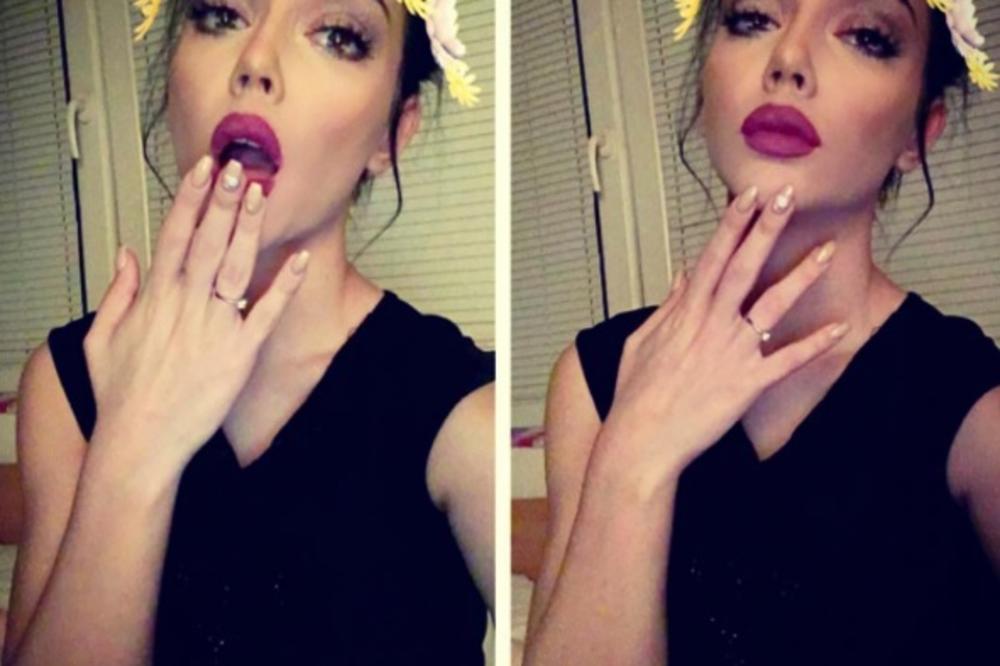 Seksi dopisivanje Helene i manekena.. Kratka suknja, gola noga, žensko... (FOTO)