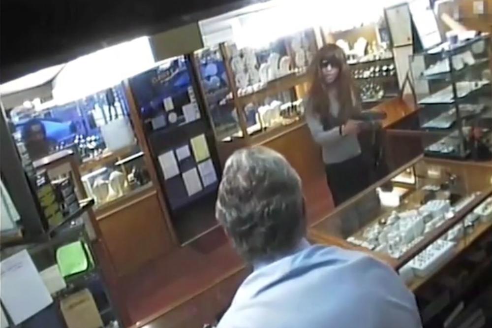 Obukao je suknju, stavio periku na glavu, pištolj u tašnu a onda je sve pošlo naopako (VIDEO)