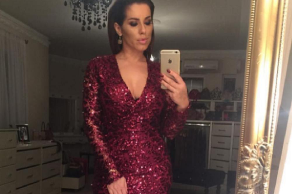 Trudna pevačica zapalila splav: Seka Aleksić vrcka u kratkoj haljinici! (VIDEO)