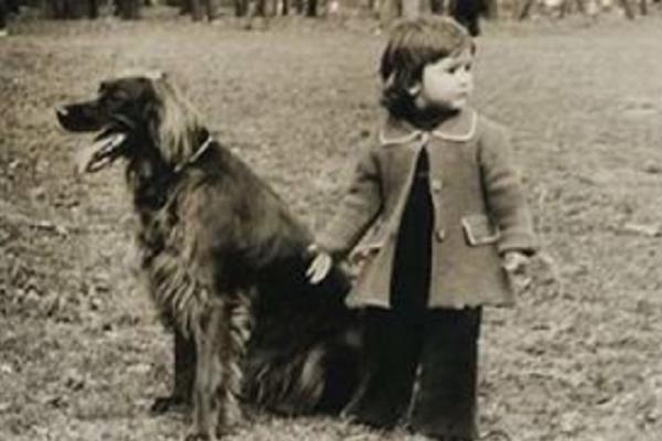 Ova slatka devojčica sa kucom danas je pevačica koja obožava mlađe momke! (FOTO)