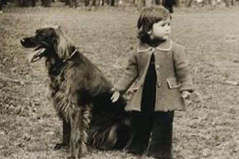 Ova slatka devojčica sa kucom danas je pevačica koja obožava mlađe momke! (FOTO)