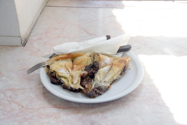 UHAPSILI ČOVEKA JER JE JEO BUREK BEZ MASKE NA ULICI!!! Alo, ljudi, KUDA JE KRENUO OVAJ SVET?