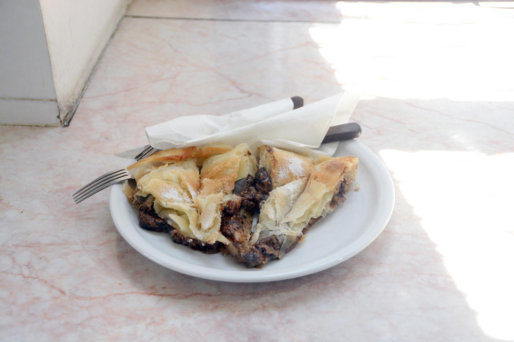 UHAPSILI ČOVEKA JER JE JEO BUREK BEZ MASKE NA ULICI!!! Alo, ljudi, KUDA JE KRENUO OVAJ SVET?