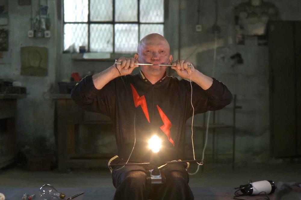 BIBA STRUJA MALTRETIRAO DECENIJAMA MLAĐU DEVOJKU: Nije mogla da ćuti pa ispričala JEZIVE DETALJE!