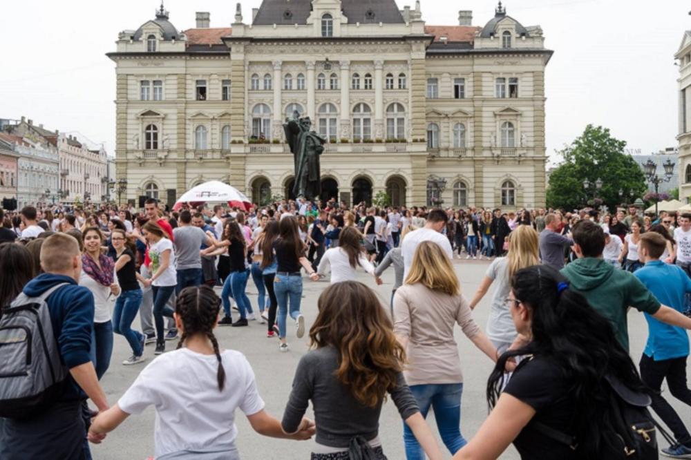 Tresla se zemlja od đuske! Hiljade maturanata plesalo na trgovima u celoj Srbiji! (VIDEO)