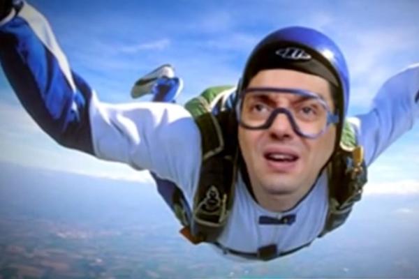 Vulin skočio iz aviona sa 3.000 metara! Ah, da, imao je padobran (FOTO)