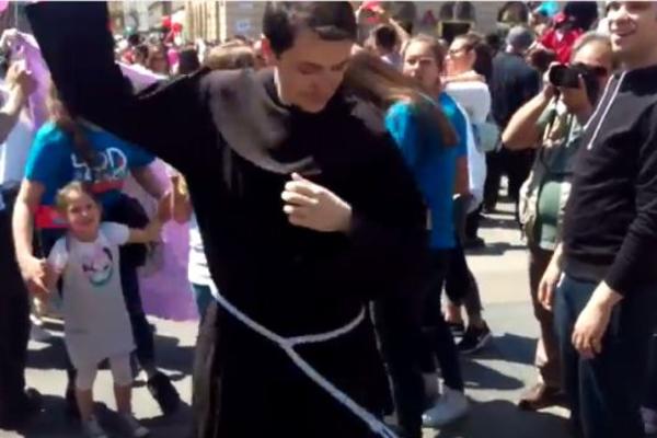 Katolički monah đuskao sa devojkama na protestu protiv abortusa u Zagrebu! (VIDEO)