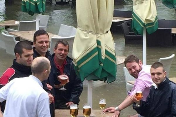 Crnogorska posla: Voda im do kolena, ali bleja i pivo u kafiću ne mogu da trpe! (FOTO)