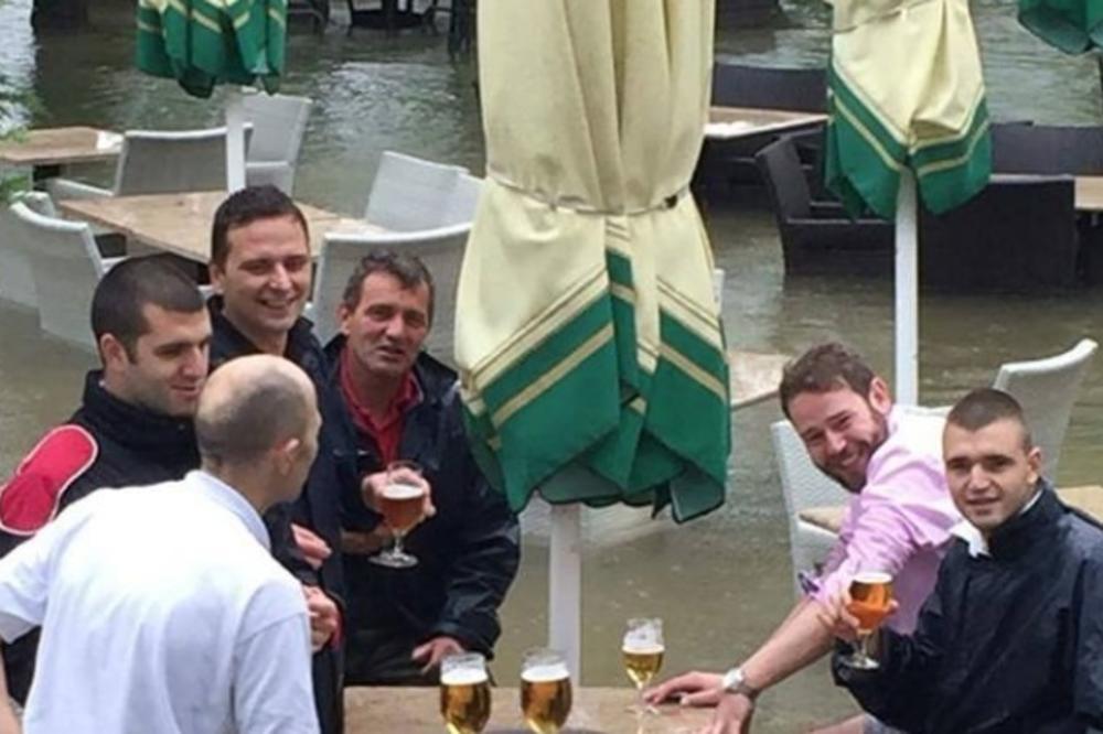 Crnogorska posla: Voda im do kolena, ali bleja i pivo u kafiću ne mogu da trpe! (FOTO)