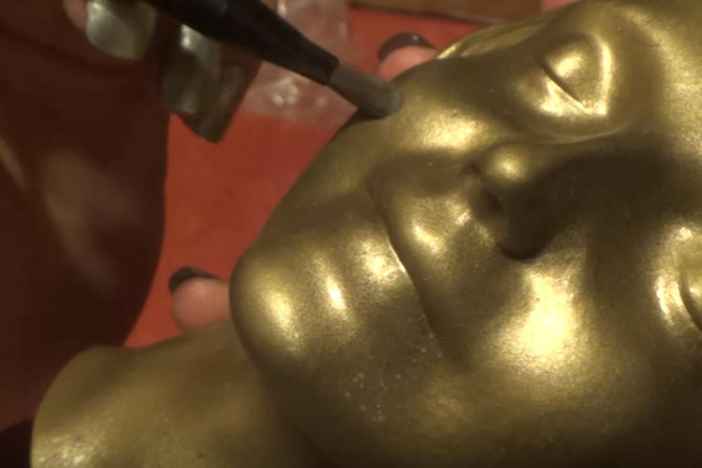 Njeno lice svi znaju, i najljubljenija je devojka ikada, a niko ne zna ko je? (VIDEO) (FOTO)