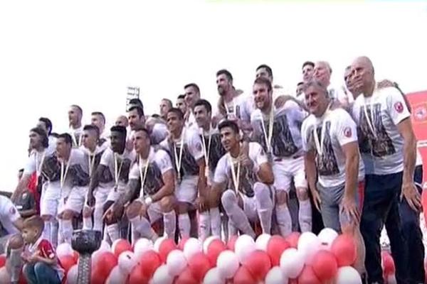 Brat ubijenog Delije izneo šampionski pehar: Legenda kluba uručila trofej Lukoviću! (VIDEO)