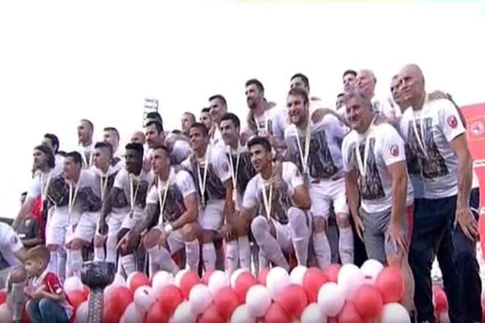 Brat ubijenog Delije izneo šampionski pehar: Legenda kluba uručila trofej Lukoviću! (VIDEO)