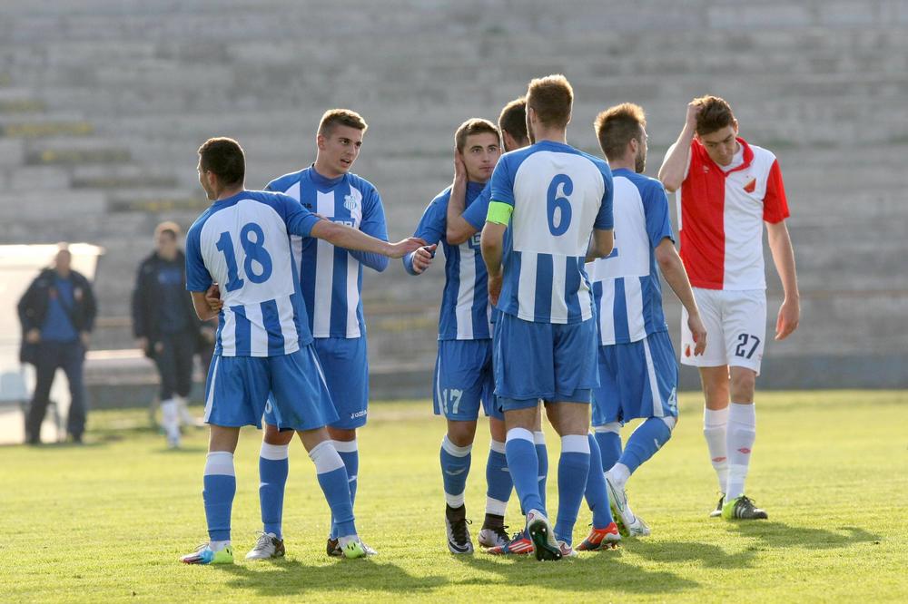 HULIGANI I DALJE VLADAJU SRPSKIM FUDBALOM: Navijači OFK Beograda uleteli na teren i napali suparnike! (VIDEO)