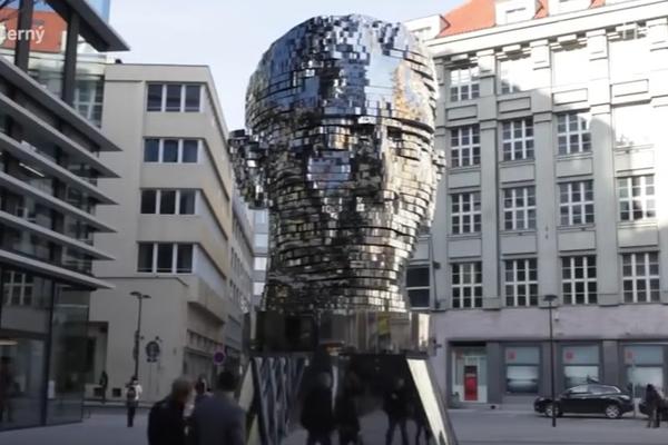 Ovakvu skulpturu nekog pisca sigurno niste videli, a ona nosi jaku poruku (VIDEO) (FOTO)