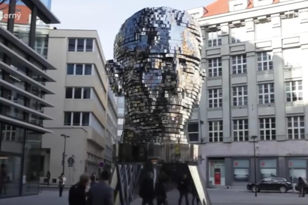 Ovakvu skulpturu nekog pisca sigurno niste videli, a ona nosi jaku poruku (VIDEO) (FOTO)