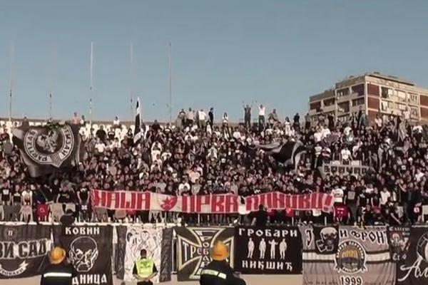 Grobari okačili transparent  i obeležja Delija i upalili baklje, a onda je sve nestalo u plamenu! (VIDEO)