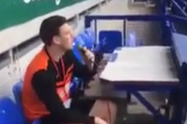 Lov na navijača Liverpula: Njegova šala razbesnela je navijače najvećeg rivala! (VIDEO)