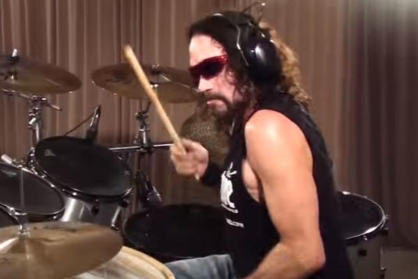 Izašao na binu i pao: Nekadašnji bubnjar Megadeta preminuo usred nastupa! (VIDEO)
