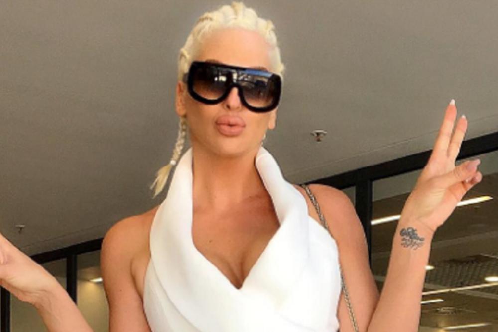 Slabi na plavuše! JK navukla omču oko vrata pa žarila i palila po Turskoj! (FOTO)