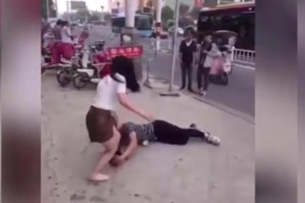 Ok, imamo najvećeg papučara na svetu: Vuče je za nogu, moli da ga ne ostavi (VIDEO)