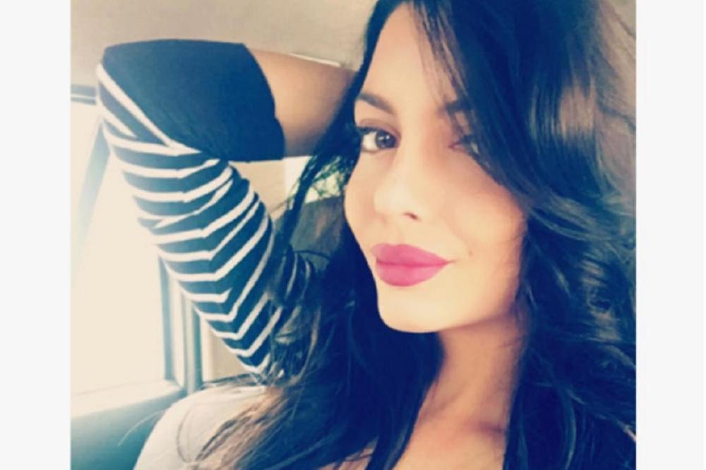 Vreme je stalo! Frajeri dišite - Helena uvukla gaće u guzu i natrtila se! (FOTO)