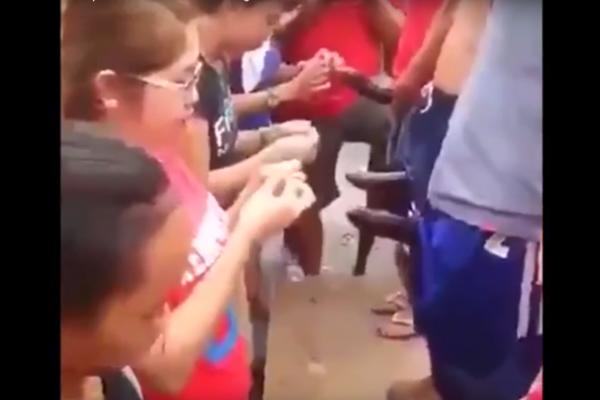 Perverzni Kinezi zgrozili svet: Ovakvo stavljanje kondoma ustima još niste videli! (VIDEO)