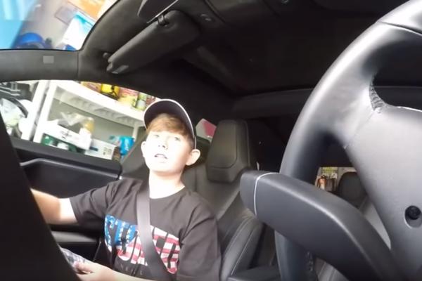 Skamenio se: Sedeo je mirno na suvozačevom mestu, a onda je automobil krenuo u nepoznatom pravcu (VIDEO)