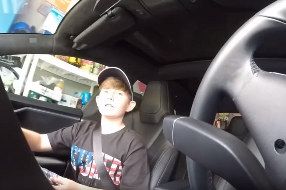 Skamenio se: Sedeo je mirno na suvozačevom mestu, a onda je automobil krenuo u nepoznatom pravcu (VIDEO)